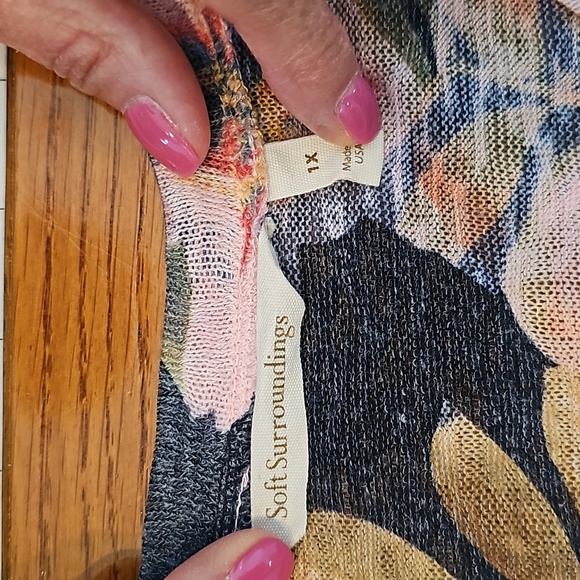 Pretty large floral print long, vneck, tunic top - Picture 7 of 9